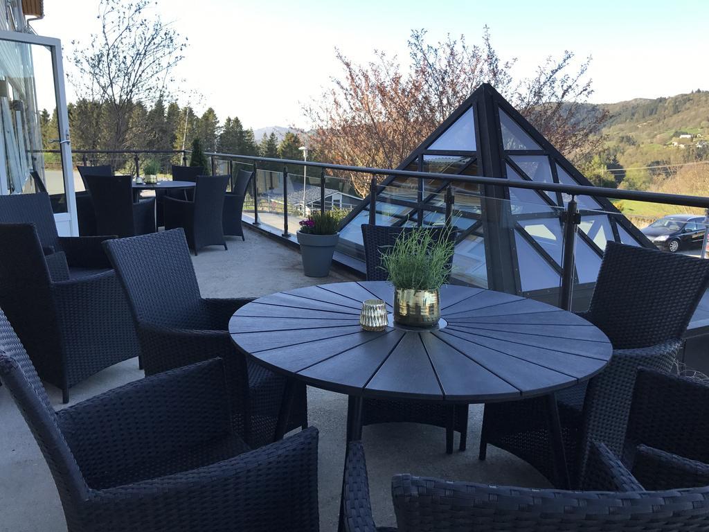 Alver Hotel Alversund Екстериор снимка